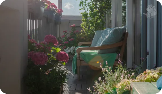 przytulne miejsce relaksu w otoczeniu kwiatów na balkonie